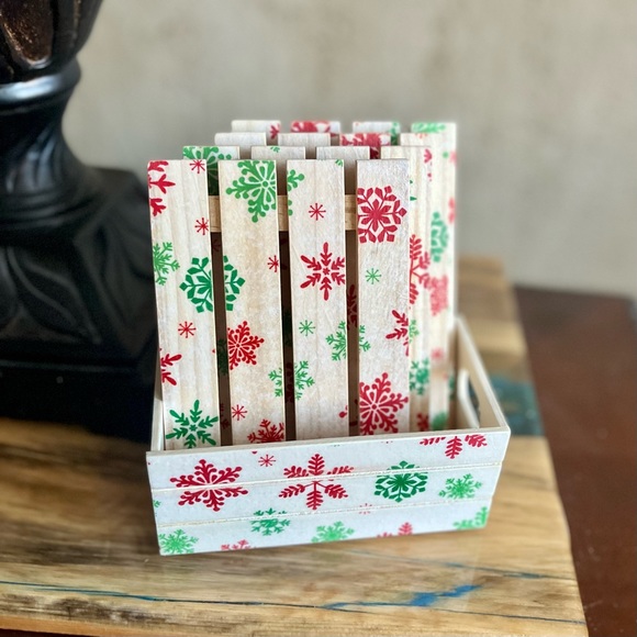 Mini Pallet & Crate Coaster Set red and green snowflakes print. 4 Coasters crate - Picture 3 of 6
